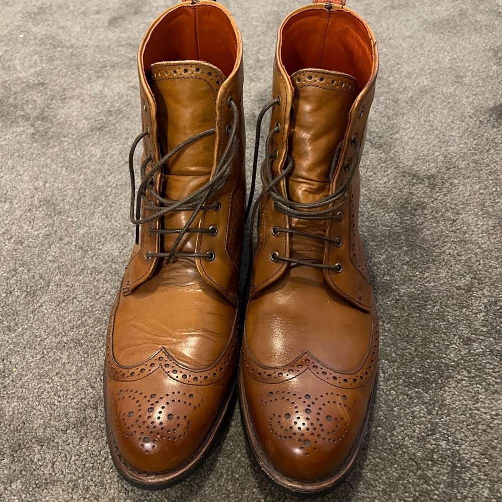 Allen Edmunds boots
Size 10.5
Walnut color
Some scuffs on sides (pictured)